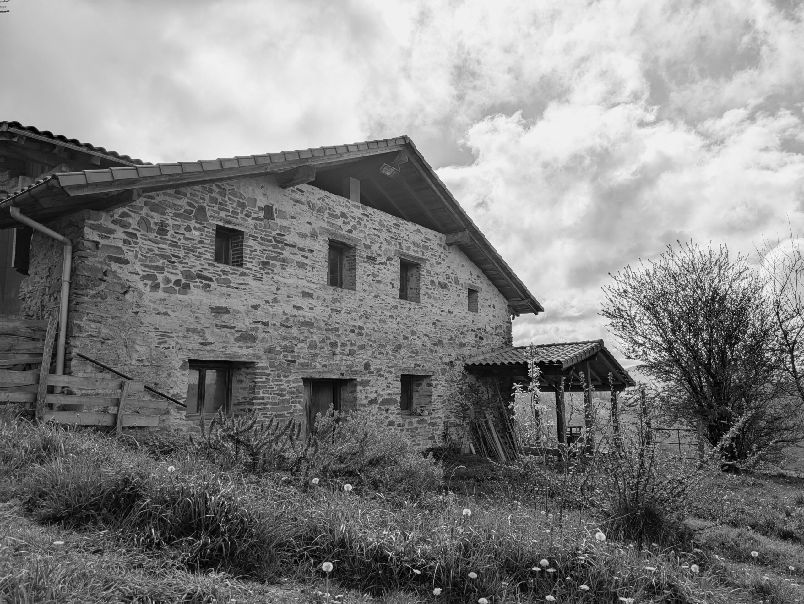 Txapel baserriaren argazkia txuri beltzean